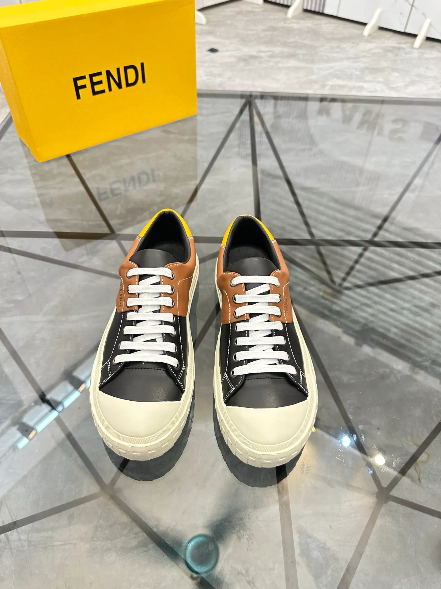 Selling men's shoes 💰: 💰P440¥ Product trademark: Fendi* "Fendi*" low-top casual shoes Regular size: 38-44 (can be customized to 45) Product materials: imported cowhide upper, sheepskin lining, original outsole. No.:6735